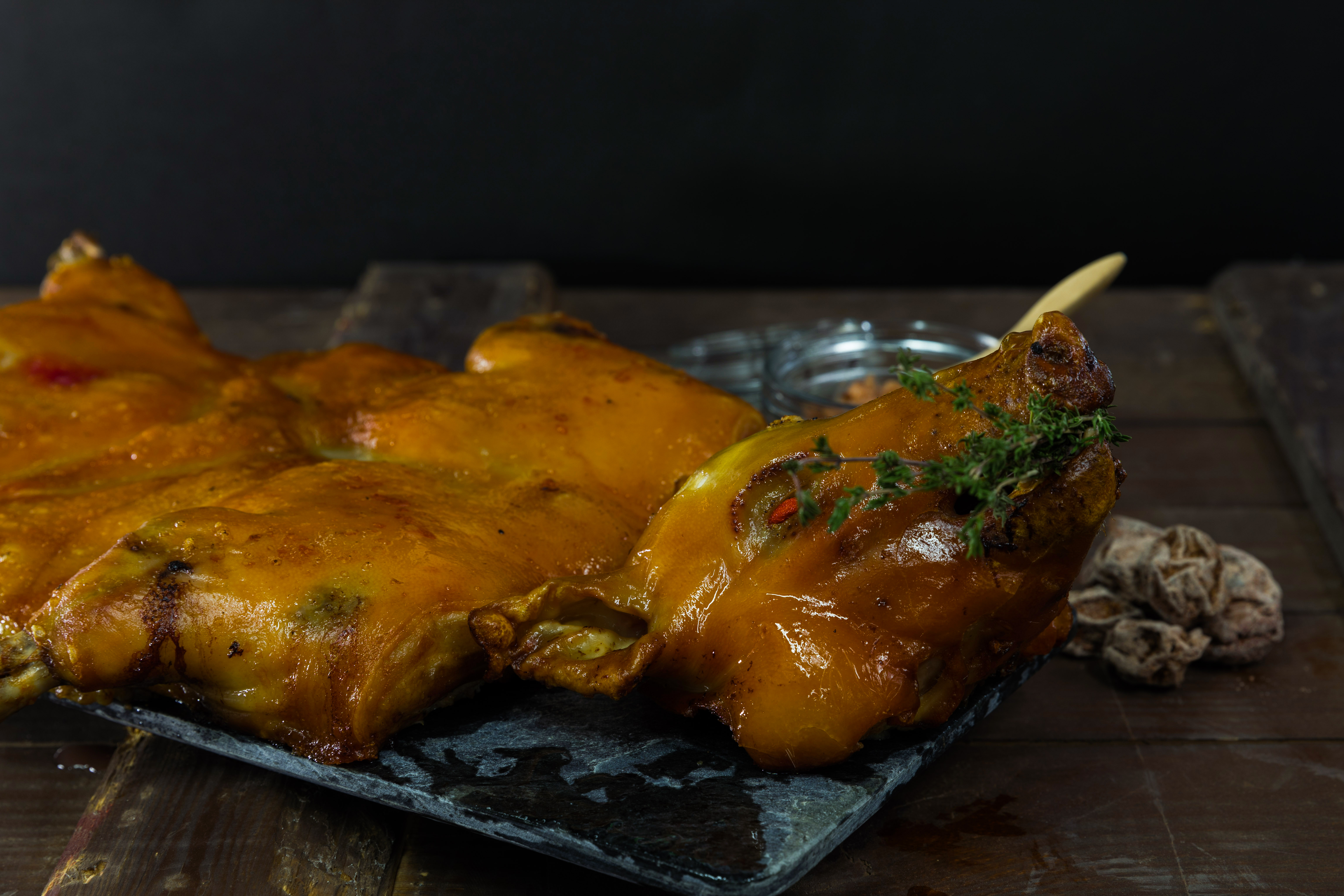 Jouer catering Suckling Pig with Wa-Mui Rhubarb Chutney